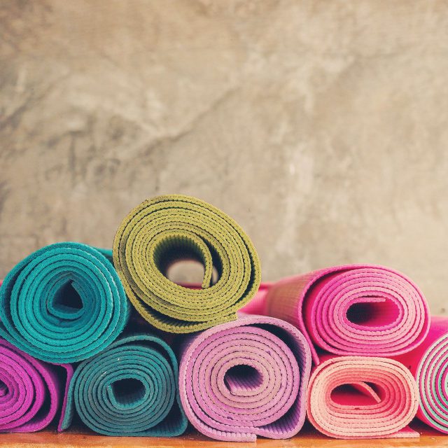 Zusammengerollte Yogamatten bunt